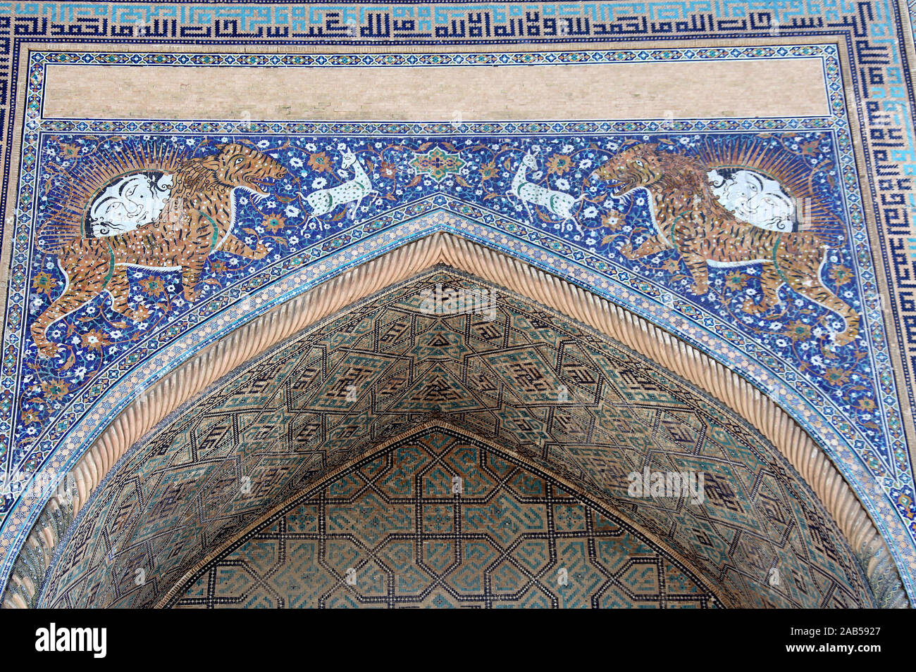 Détail de la mosaïque de tigre sur Sher-Dor Madrasah à Samarkand Banque D'Images