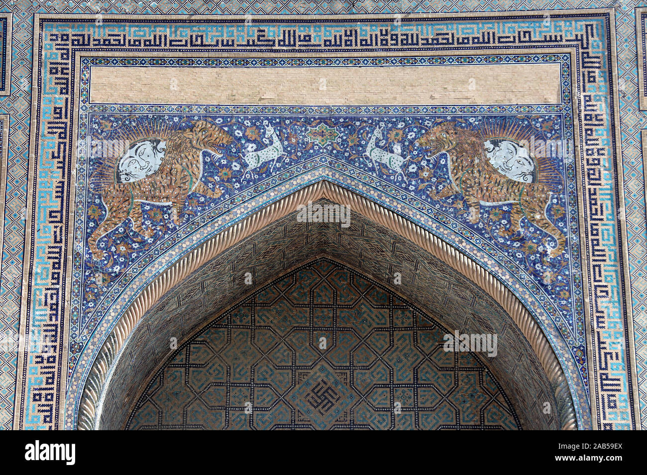 Détail de la mosaïque de tigre sur Sher-Dor Madrasah à Samarkand Banque D'Images