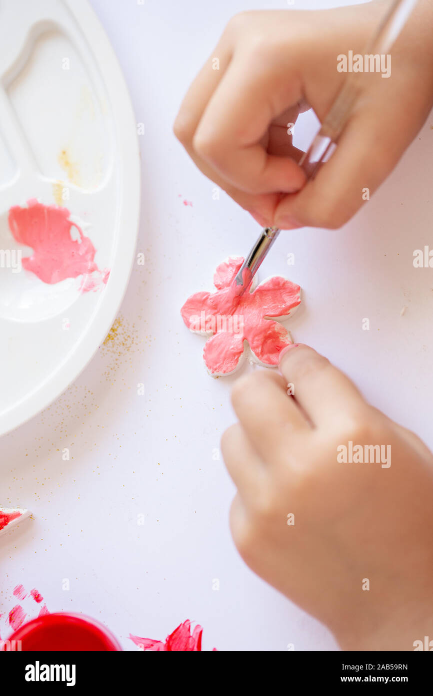 La préparation de Noël. Les peintures d'un enfant des jouets de Noël Banque D'Images