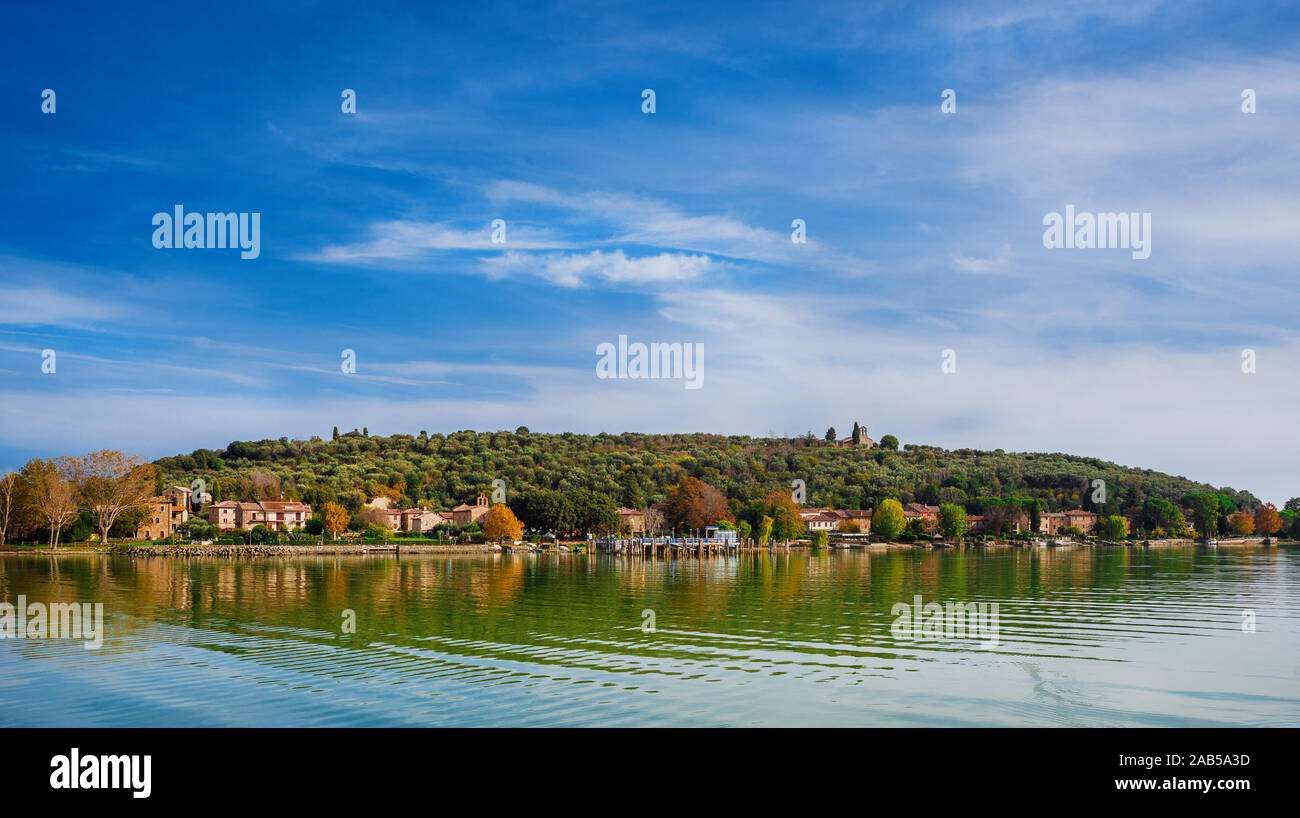 Isola Maggiore (supérieur) de l'île du lac Trasimène en Ombrie, avec petit village médiéval et l'église St Michael Archange en haut Banque D'Images