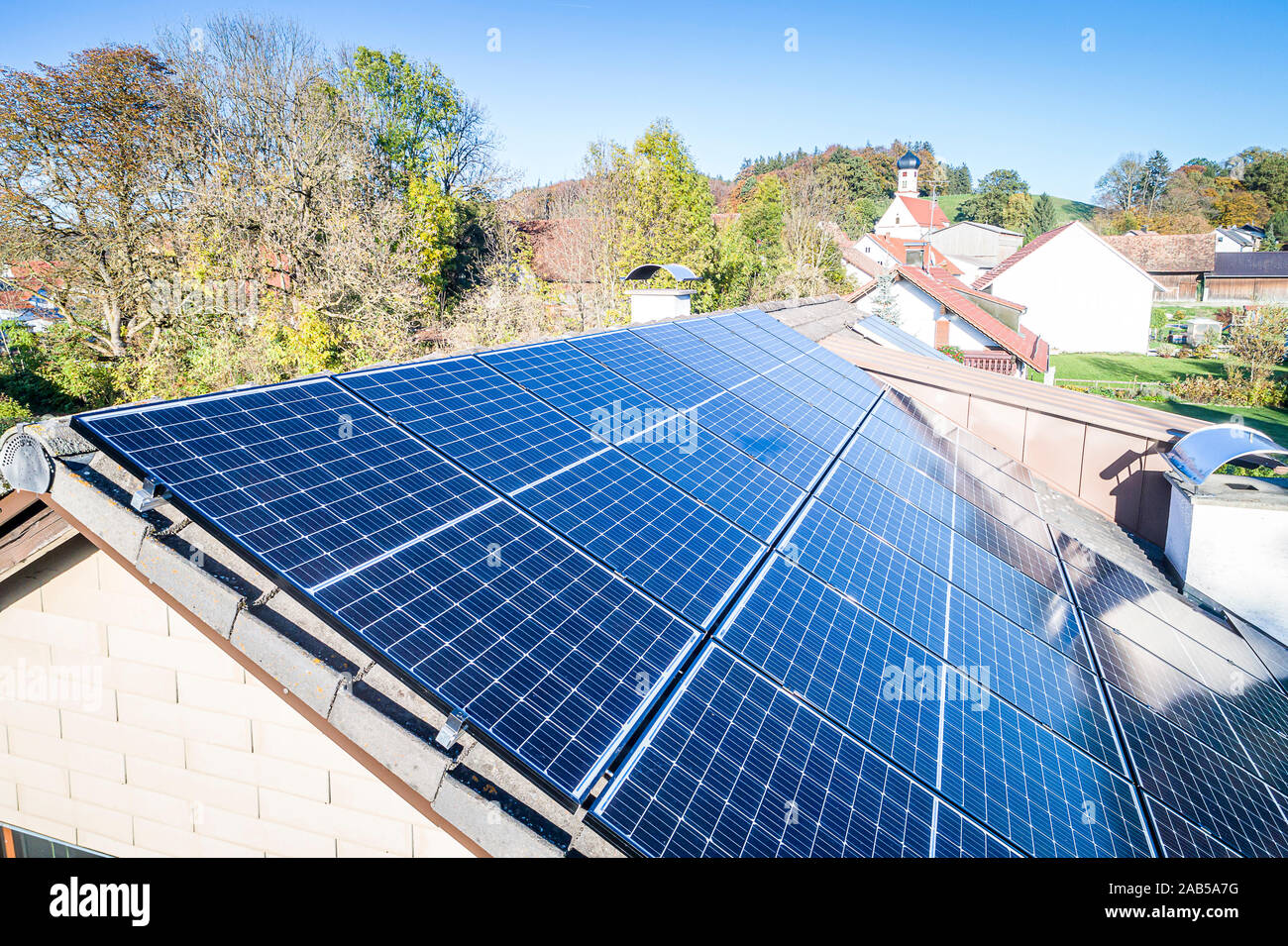 Les panneaux solaires et la lumière du soleil sur le toit reflextions contre fond de ciel bleu. Concept de l'énergie propre l'énergie. Banque D'Images