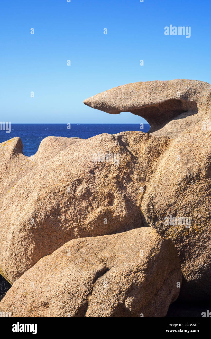 D'étranges formations rocheuses et de l'eau / à vent érodé rochers sur la côte de granit rose / Côte de Granit Rose, Côtes d'Armor, Bretagne, France Banque D'Images