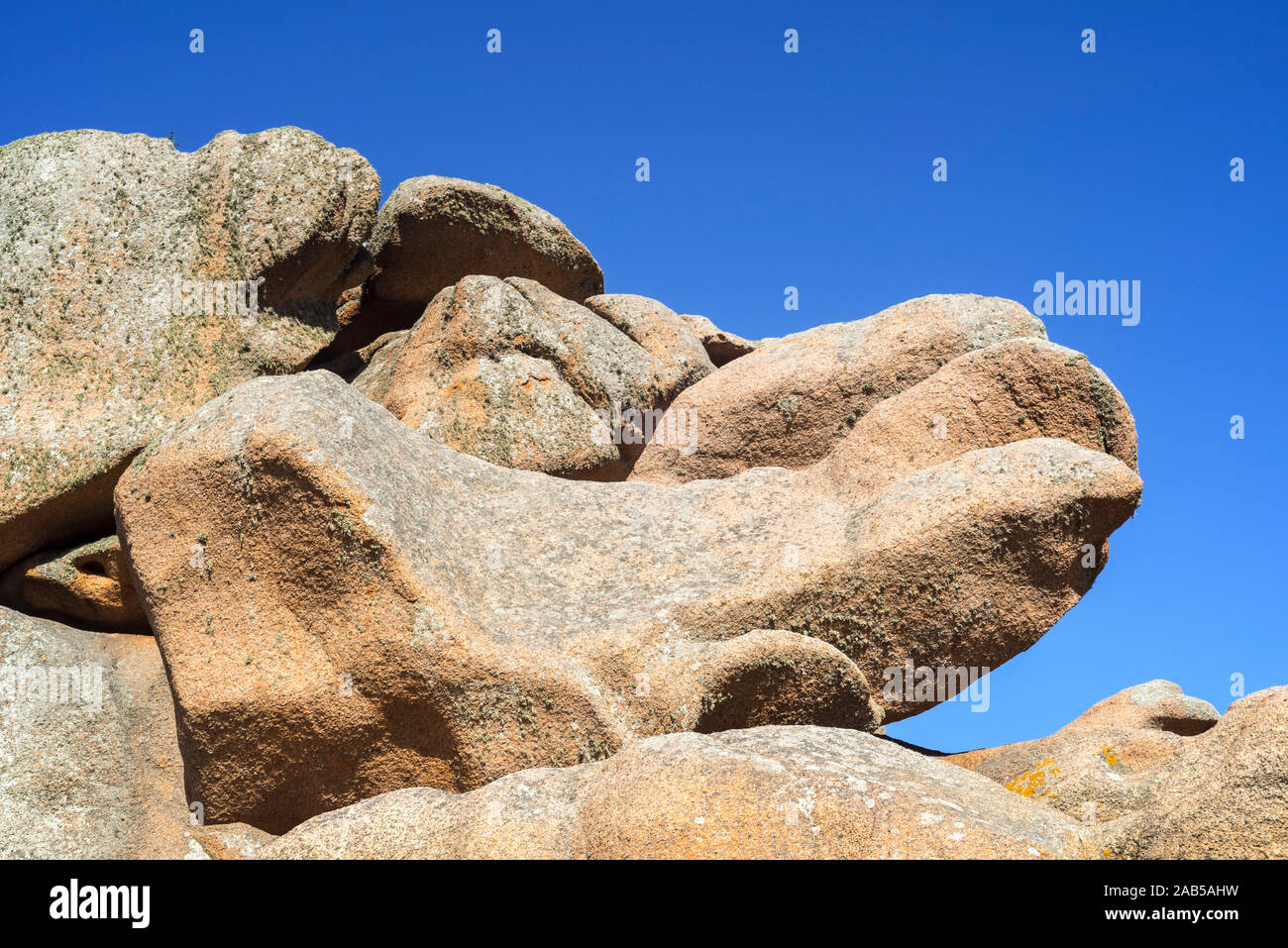 D'étranges formations rocheuses et de l'eau / à vent érodé rochers sur la côte de granit rose / Côte de Granit Rose, Côtes d'Armor, Bretagne, France Banque D'Images