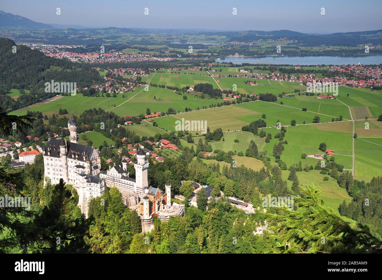 Vue à partir de la monter au château de Neuschwanstein, le Tegelberg en arrière-plan à droite de l'Forggensee, sur la gauche, Füssen Schwangau bei Füssen, S Banque D'Images