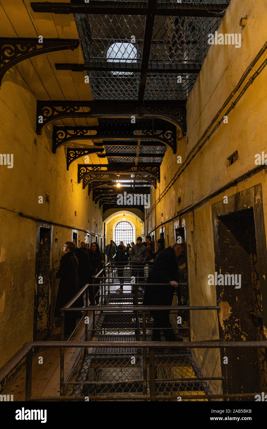 Voyages en groupe dans le couloir à la prison de Kilmainham musée où les dirigeants ont eu lieu l'augmentation de 1916, Dublin Irlande Banque D'Images