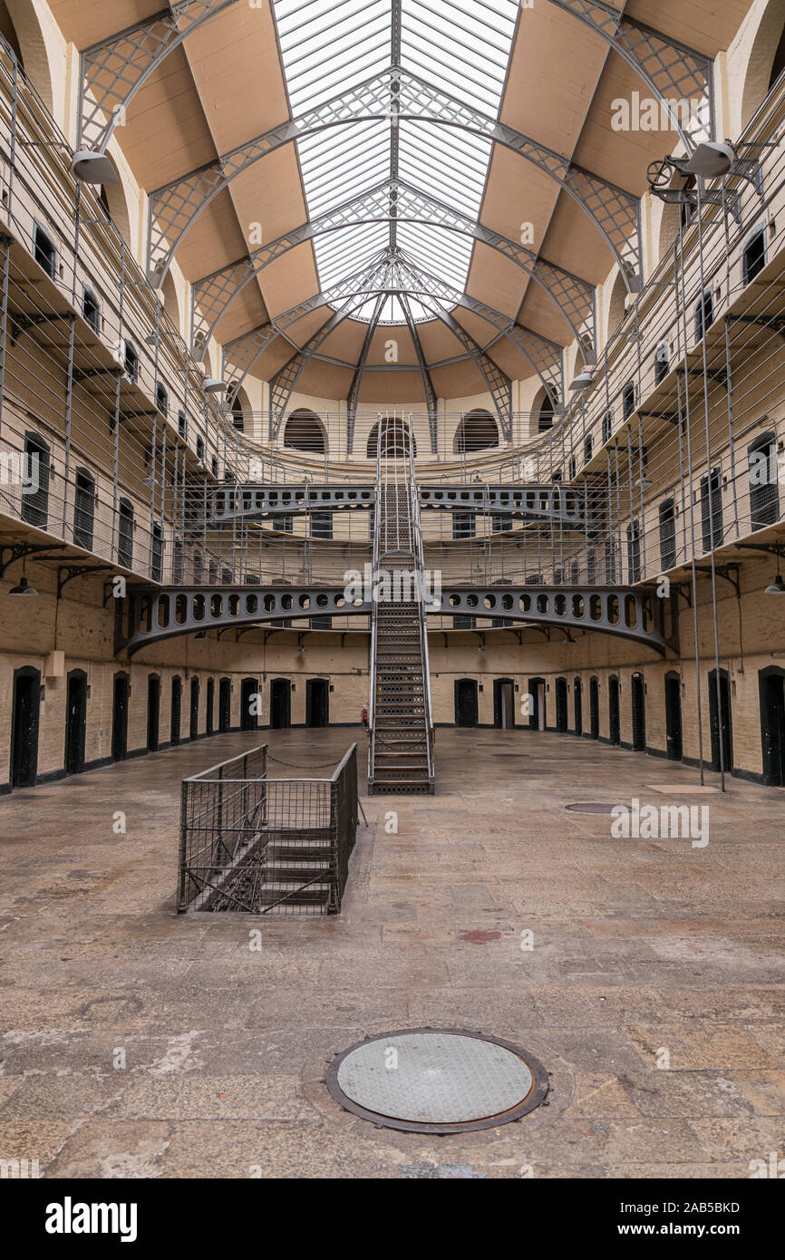 Aile est dans la prison de Kilmainham musée avec escalier métallique et design moderne, Dublin, Irlande Banque D'Images