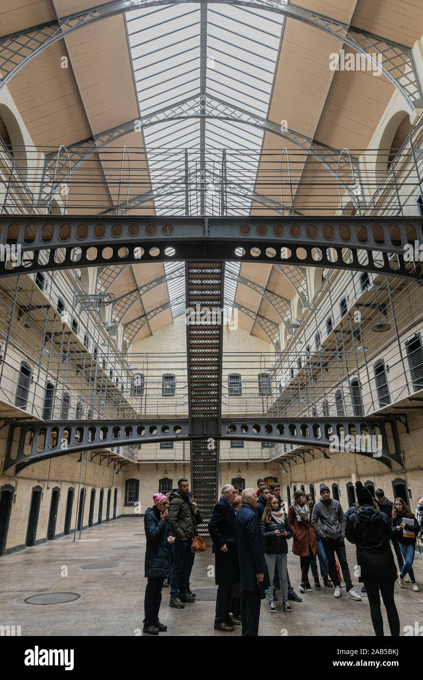 Aile est dans la prison de Kilmainham musée avec escalier métallique et design moderne, Dublin, Irlande Banque D'Images
