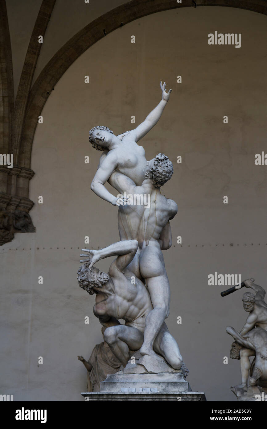 Florence le berceau de la Renaissance : la statue 'Il Ratto delle Sabine' par Giambologna dans la magnifique Loggia dei Lanzi. Banque D'Images