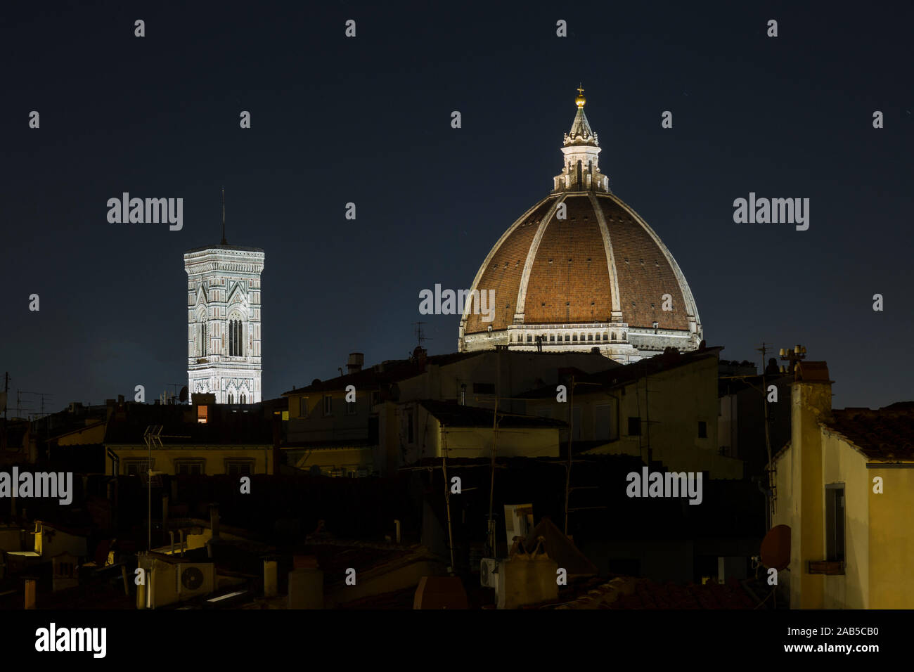 Florence : vue de la cathédrale de Brunelleschi et le clocher de Giotto à partir d'une position inhabituelle Banque D'Images