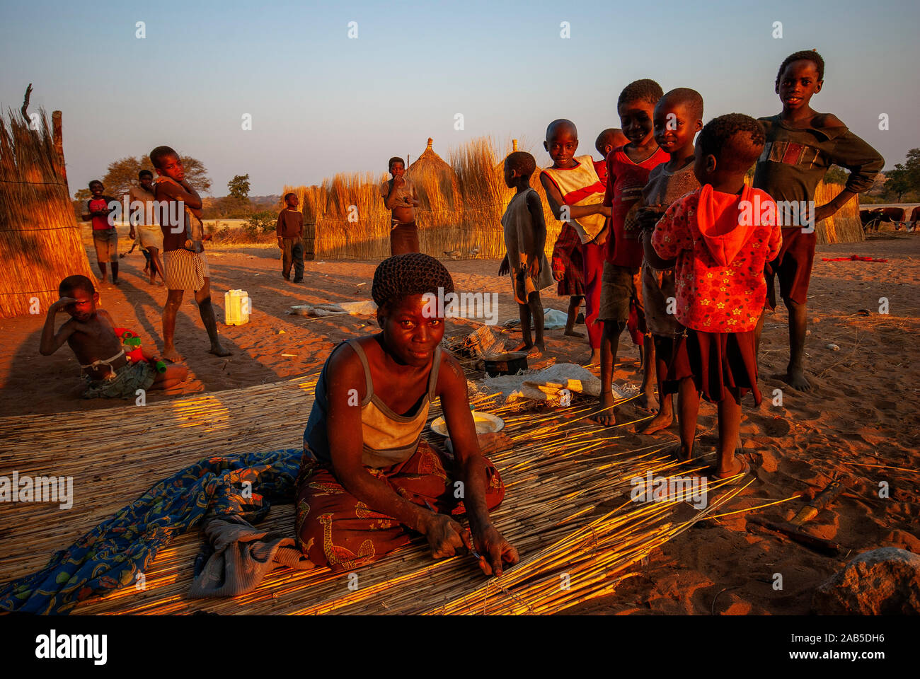 Habitants de la bande de Caprivi, femme la construction d'un mur en paille pour sa maison, en Namibie Banque D'Images