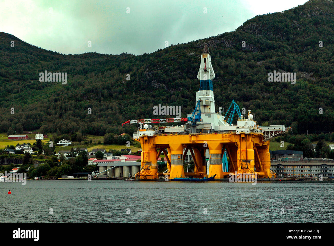Grande plate-forme de forage offshore en Norvège derrière les montagnes Banque D'Images