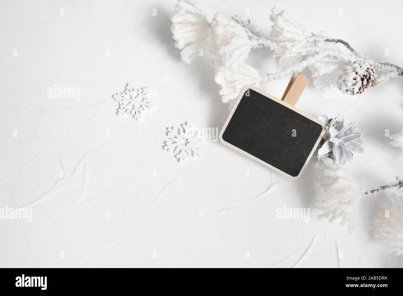 Maquette de Noël composition avec place pour le texte. Flocons de Noël, des pommes de pin et de décor de fleurs. Haut de la vue, télévision lay, copy space Banque D'Images