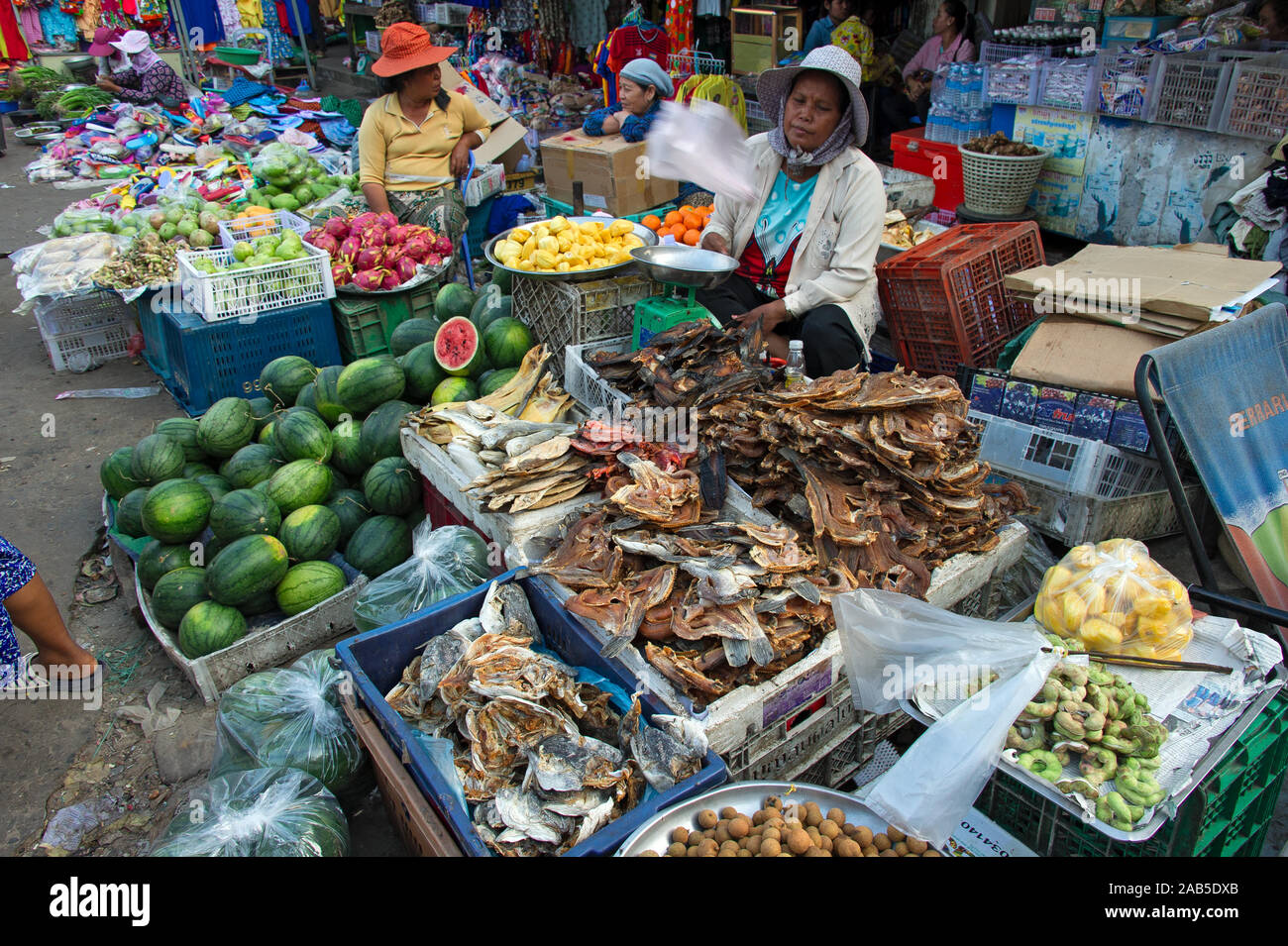 Les poissons vendus sur le marché de Krong Koh Kong au Cambodge Banque D'Images
