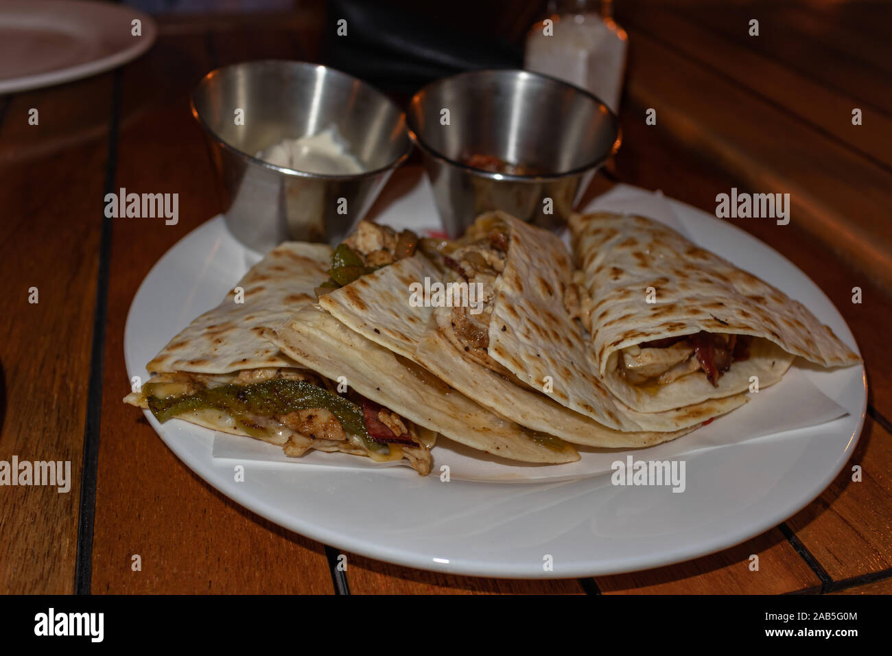 L'arabe traditionnel sandwich shawarma sur plaque blanche à l'ail et la sauce ketchup isolé avec arrière-plan flou Banque D'Images