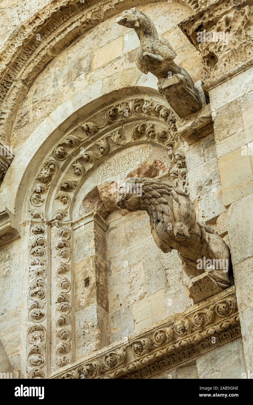 Façade de la cathédrale Santa Maria della Purificazione, détails de la décoration architecturale. Termoli, Molise, Italie. Banque D'Images