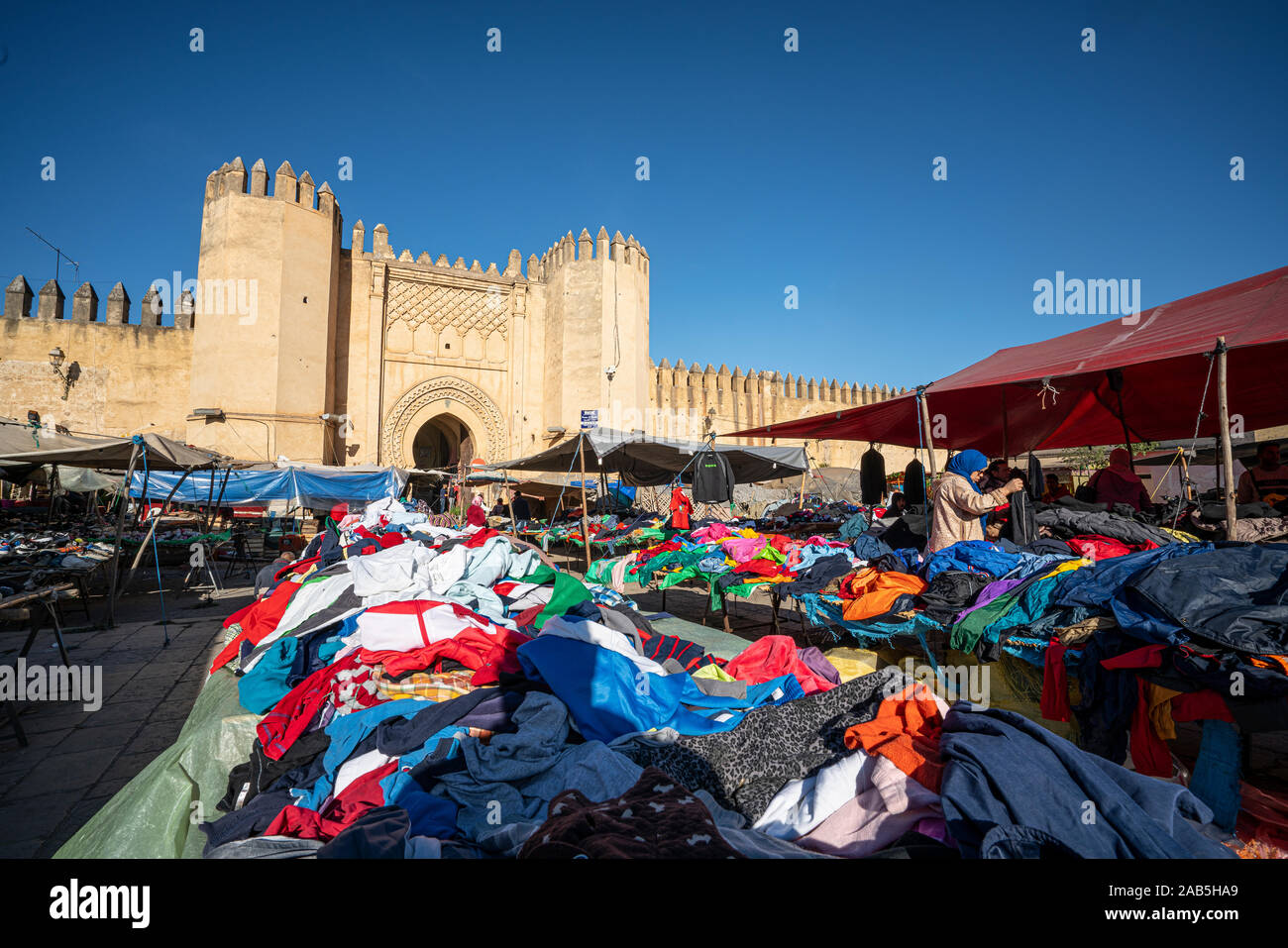 Fes, Maroc. Le 9 novembre 2019. Les stands de vendeurs de vêtements dans la grande Place Boujloud Banque D'Images