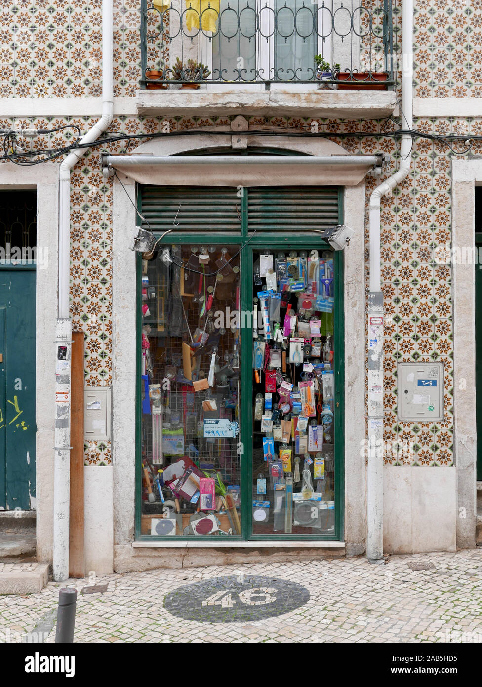 Double portes d'un des passants à Lisbonne, Portugal avec des choses suspendues dans la fenêtre Banque D'Images