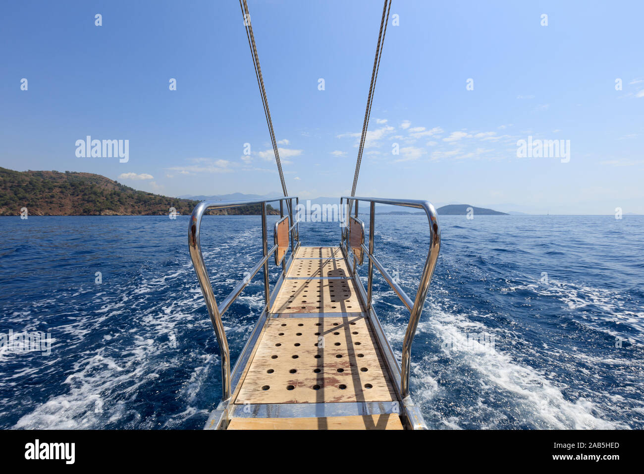 La poupe d'un yacht de voile en mer Méditerranée Banque D'Images