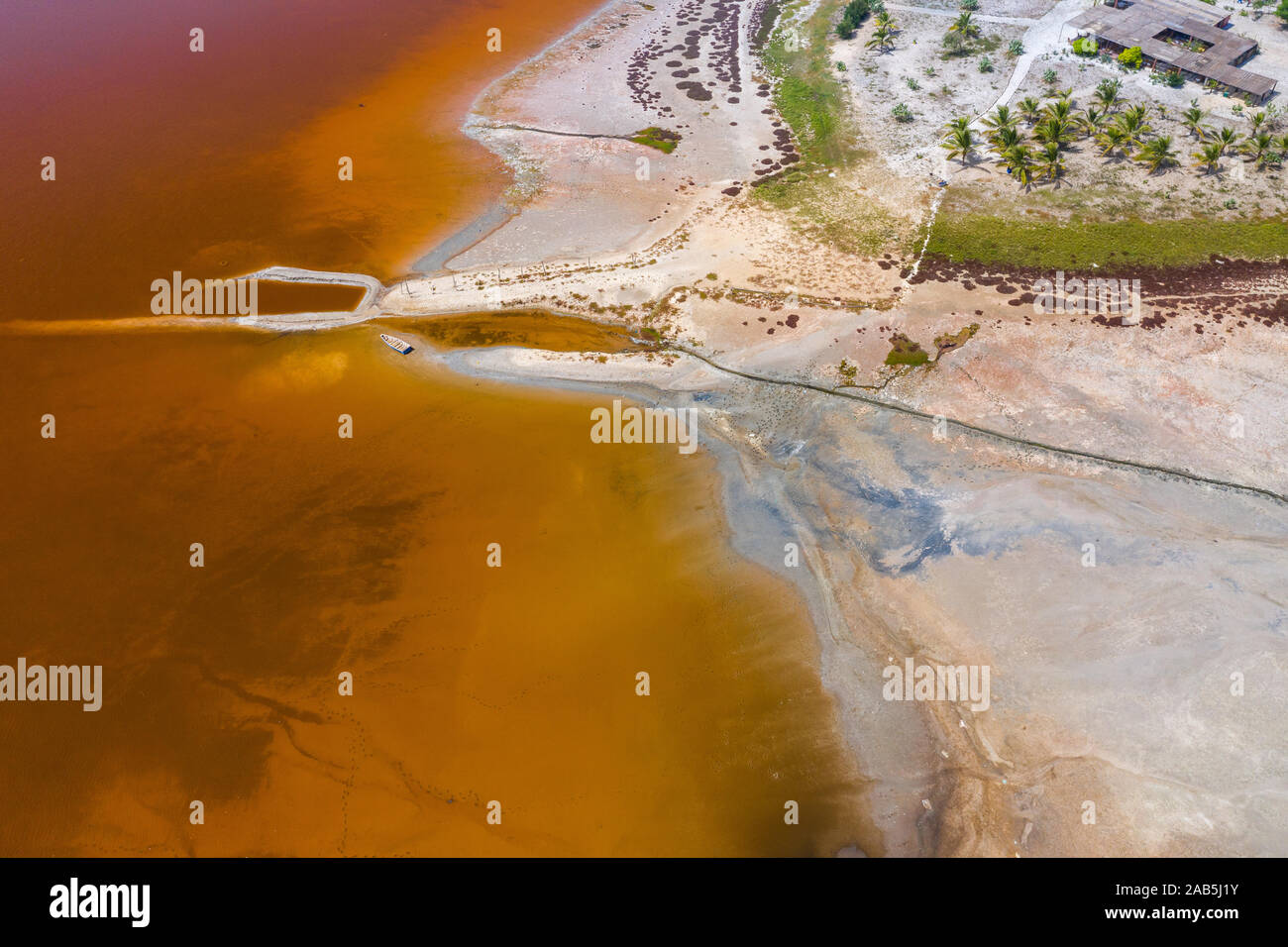 Vue aérienne du lac rose Lac Retba ou Lac Rose au Sénégal. Photo faite par drone depuis au-dessus. Afrique du paysage naturel. Banque D'Images