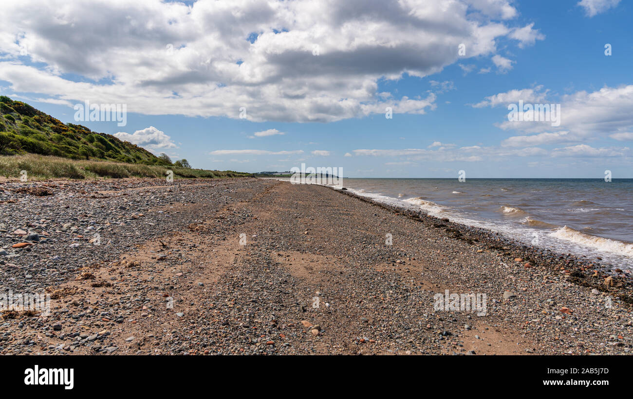 Le littoral et la plage de galets près de Allonby, Cumbria, England, UK Banque D'Images