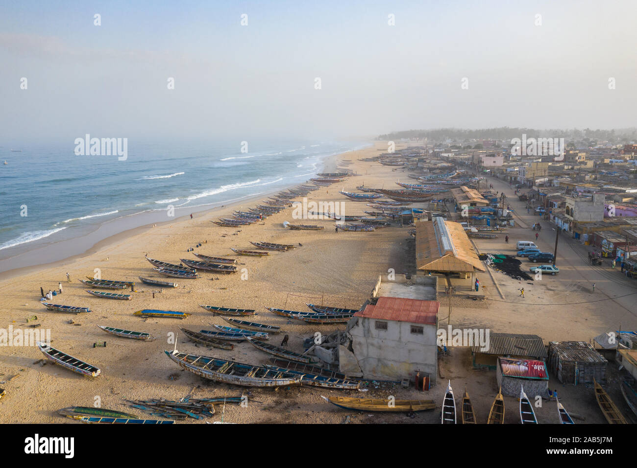 Vue aérienne du village de pêcheurs, les bateaux de pêche pirogues à Kayar, au Sénégal. Photo faite par drone depuis au-dessus. Paysages de l'Afrique. Banque D'Images
