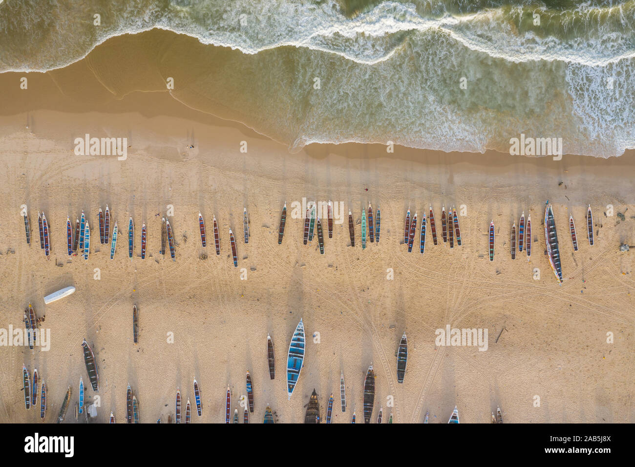 Vue aérienne du village de pêcheurs, les bateaux de pêche pirogues à Kayar, au Sénégal. Photo faite par drone depuis au-dessus. Paysages de l'Afrique. Banque D'Images