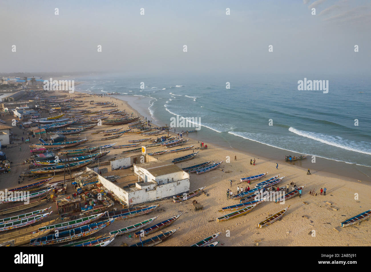 Vue aérienne du village de pêcheurs, les bateaux de pêche pirogues à Kayar, au Sénégal. Photo faite par drone depuis au-dessus. Paysages de l'Afrique. Banque D'Images