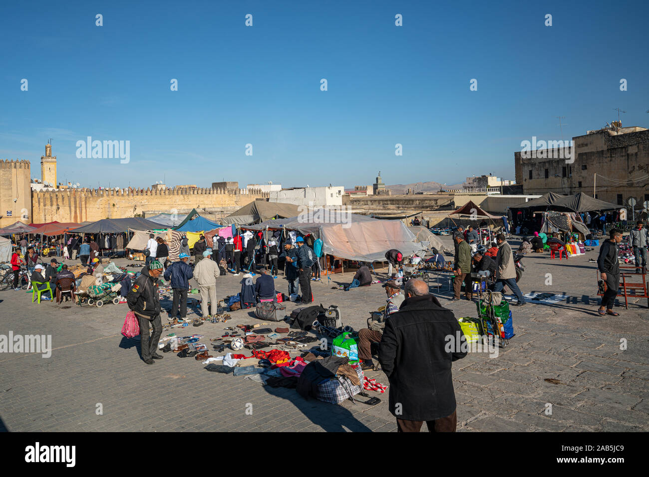 Fes, Maroc. Le 9 novembre 2019. Les stands de vendeurs de vêtements dans la grande Place Boujloud Banque D'Images
