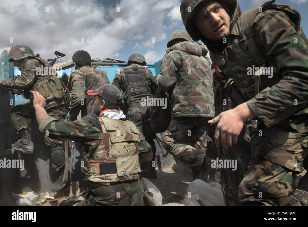 Certains soldats à Deraa ; Syrie les forces de l'Armée de rapidement descendre le chariot après de nombreux obus de mortier de l'ennemi les a frappés à proximité du chariot le commandant des troupes donne les ordres aux troupes rapidement évacuées le chariot et continuer à courir rapidement. sur avril16/2013. Photo par:Hassan Ghaedi Banque D'Images