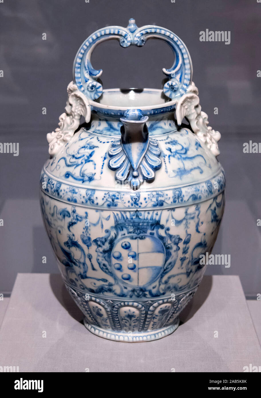 Aiguière en porcelaine (SAS), Medici entre 1575 et 1578 Manufacture, pâte tendre porcelaine avec décor bleu et manganèse de décoration. La Buire est l'un des premiers objets en porcelaine européenne. Banque D'Images