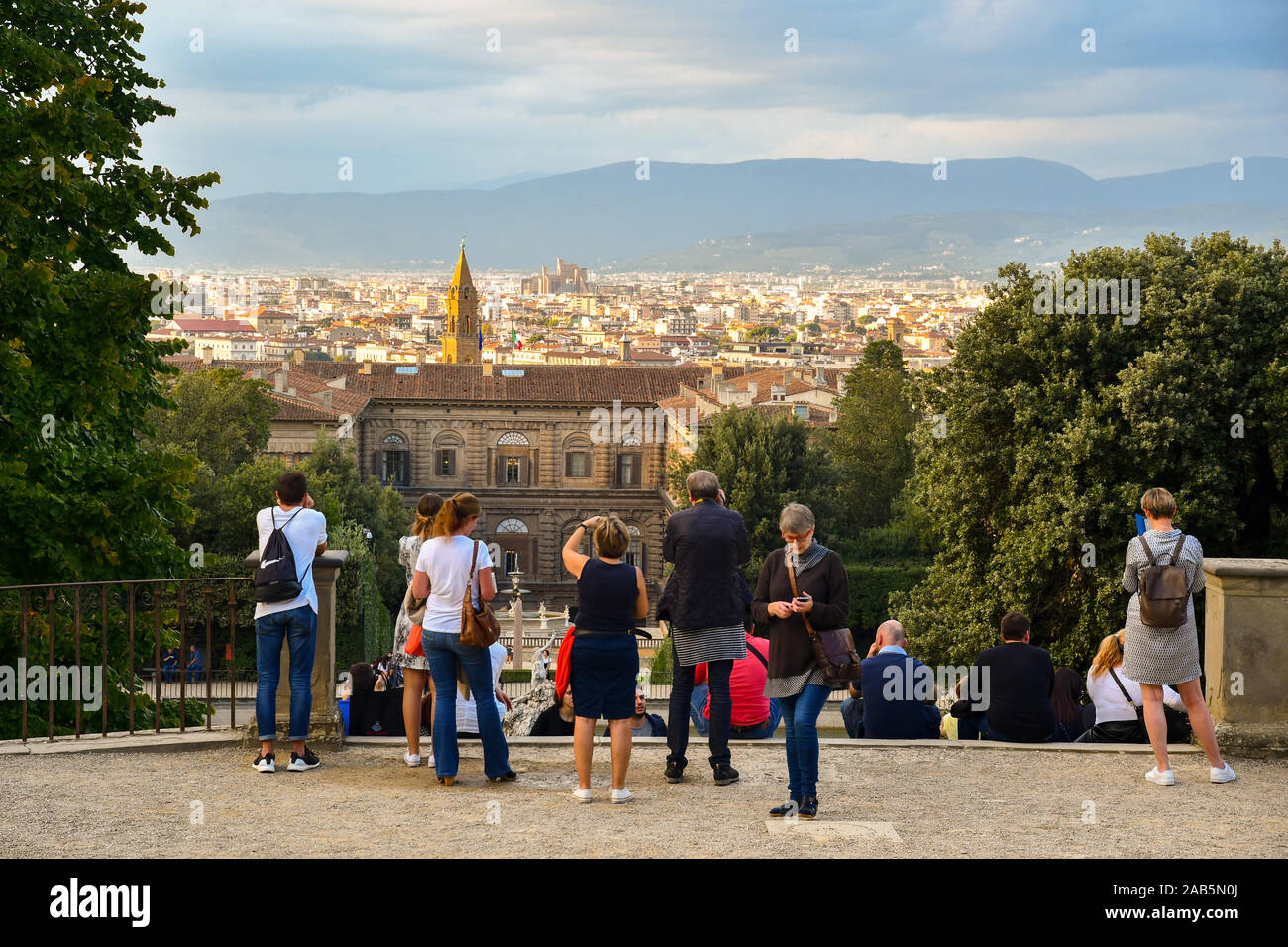 Les touristes de prendre des photos avec des téléphones à partir d'un belvédère dans le jardin de Boboli du Palais Pitti dans le centre historique de Florence, Toscane, Italie Banque D'Images