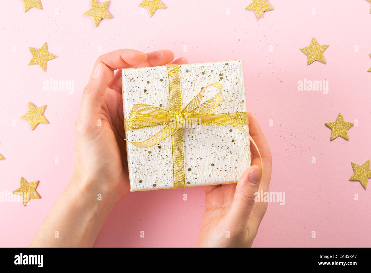 Sélection de blanc, couleur or et noir cadeaux de Noël Banque D'Images