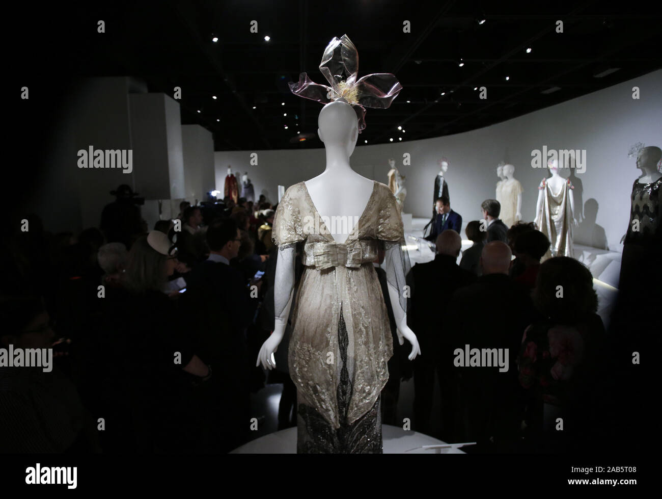 New York, États-Unis. 25Th Nov, 2019. Un maçon Margaine- Lacroix robe est sur l'écran avec le Sandy Schreier collection de robes au Costume Institute press preview pour 'à la poursuite de la mode : la plage de Schreier Collection' au Met la Cinquième Avenue à New York le lundi 25 novembre 2019. Photo de John Angelillo/UPI UPI : Crédit/Alamy Live News Banque D'Images