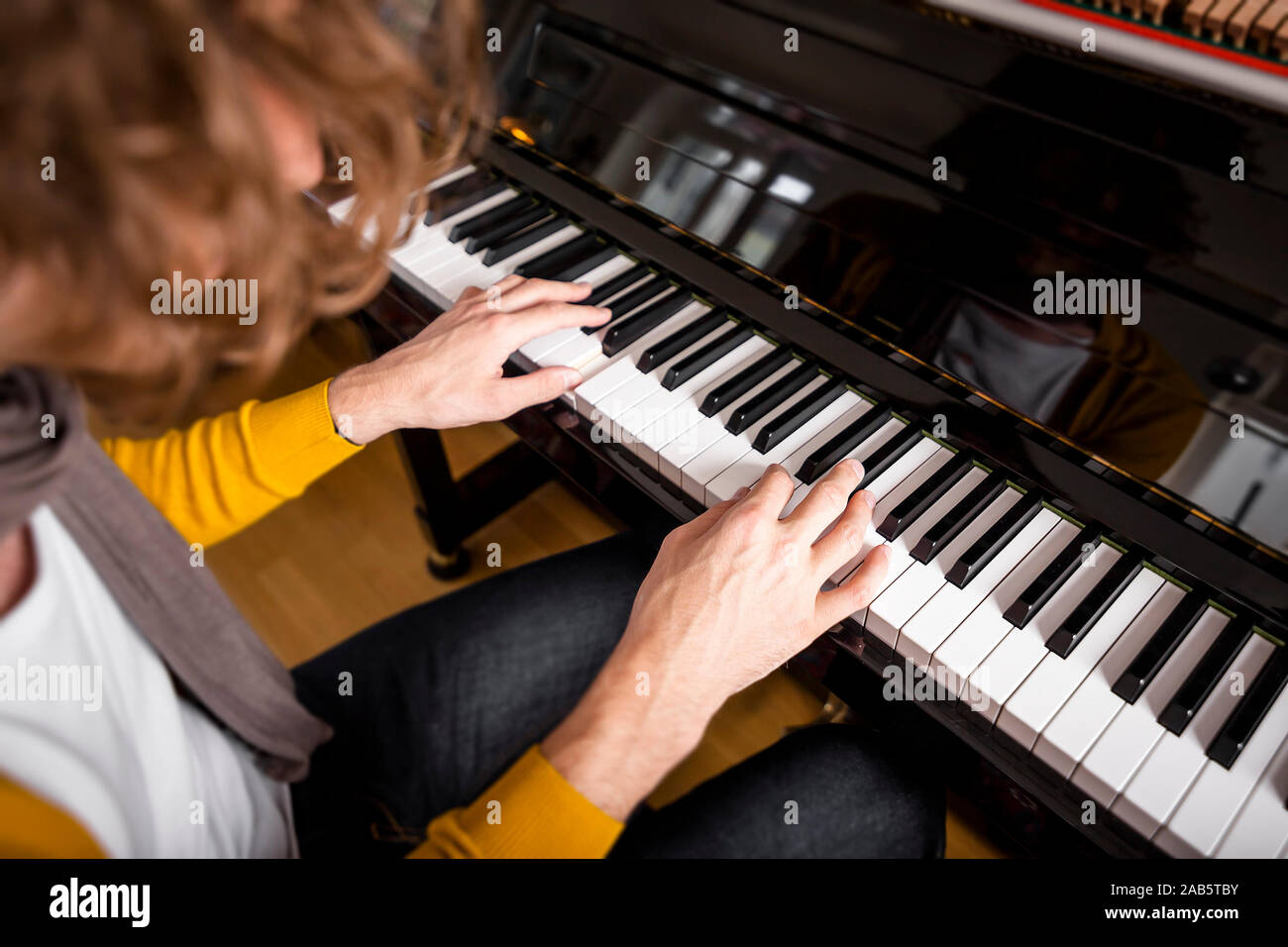Ein Mann, der auf einem spielt Klavier Banque D'Images