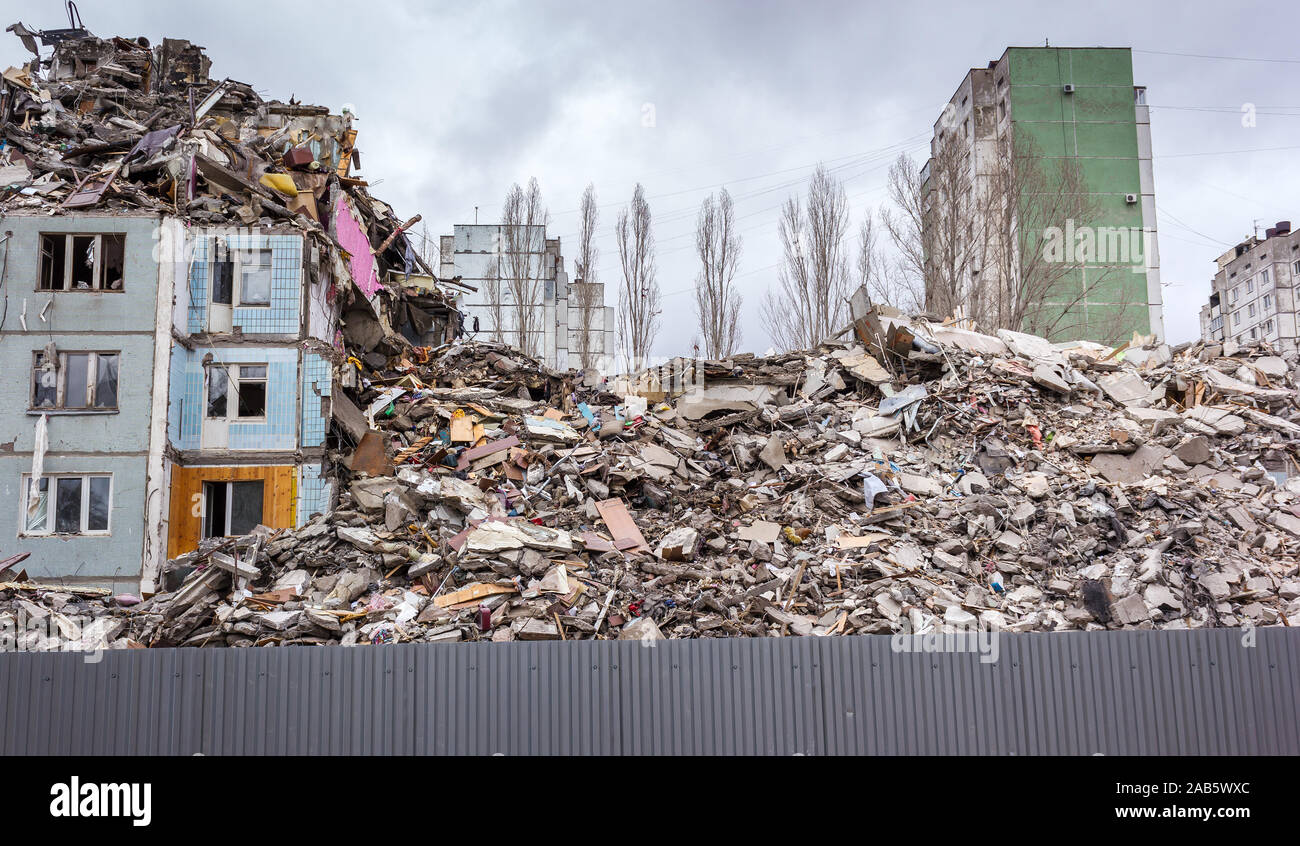 Démolition de bâtiments en milieu urbain. Maison en ruines. Banque D'Images