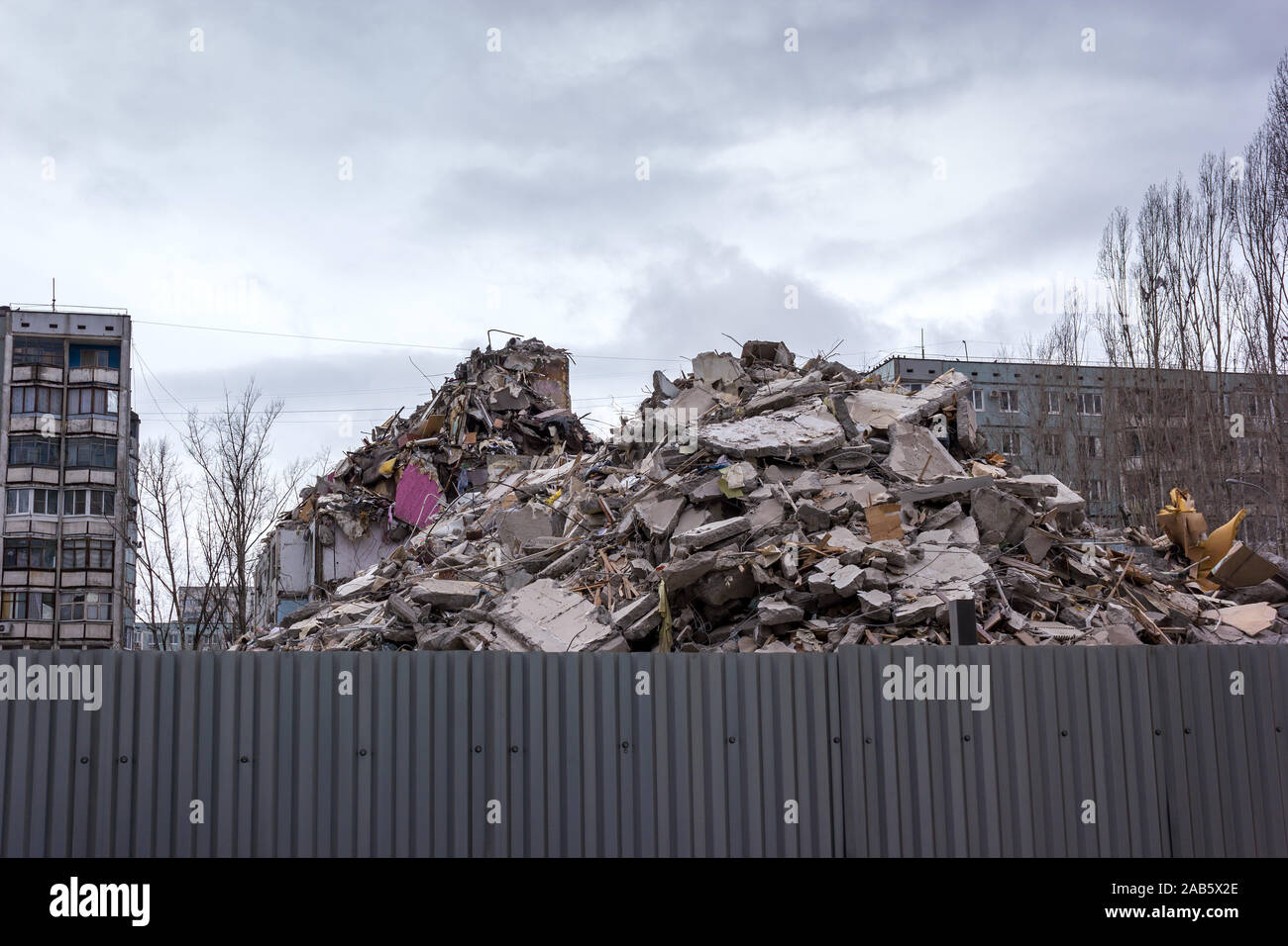 Démolition de bâtiments en milieu urbain. Maison en ruines. Banque D'Images