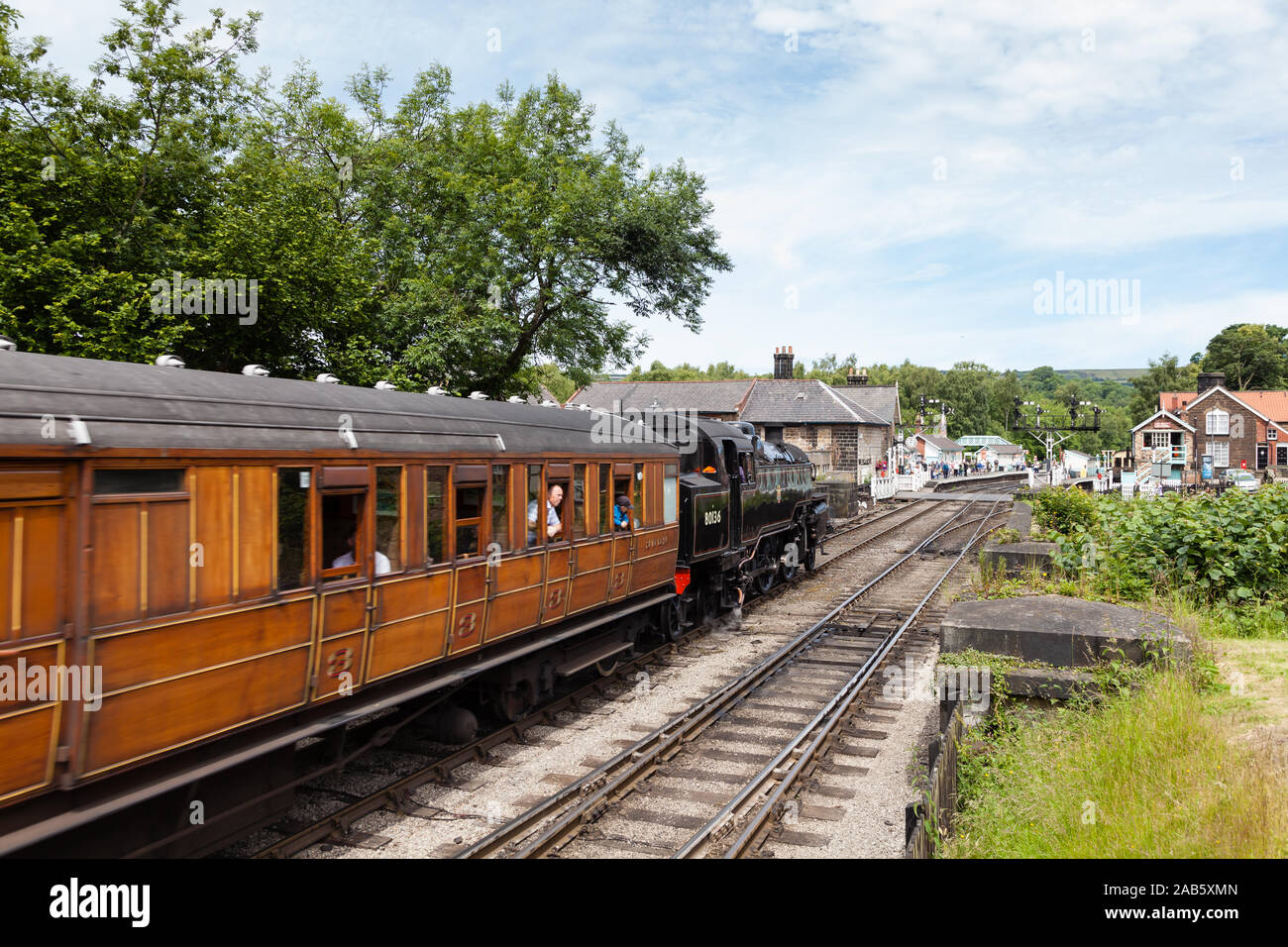 Un train à vapeur arrive en gare de Grosmont, sur le North Yorkshire Moors Railway. Banque D'Images