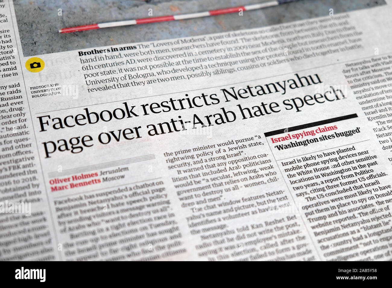 'Facebook page Nétanyahou restreint sur le discours de haine anti-arabe' Guardian titre pages intérieures London England UK 13 Septembre 2019 Banque D'Images