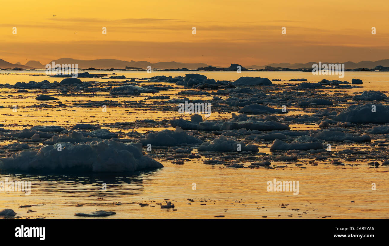 Soleil De Minuit Et Icebergs Au Groenland (Baie Disko) Banque D'Images