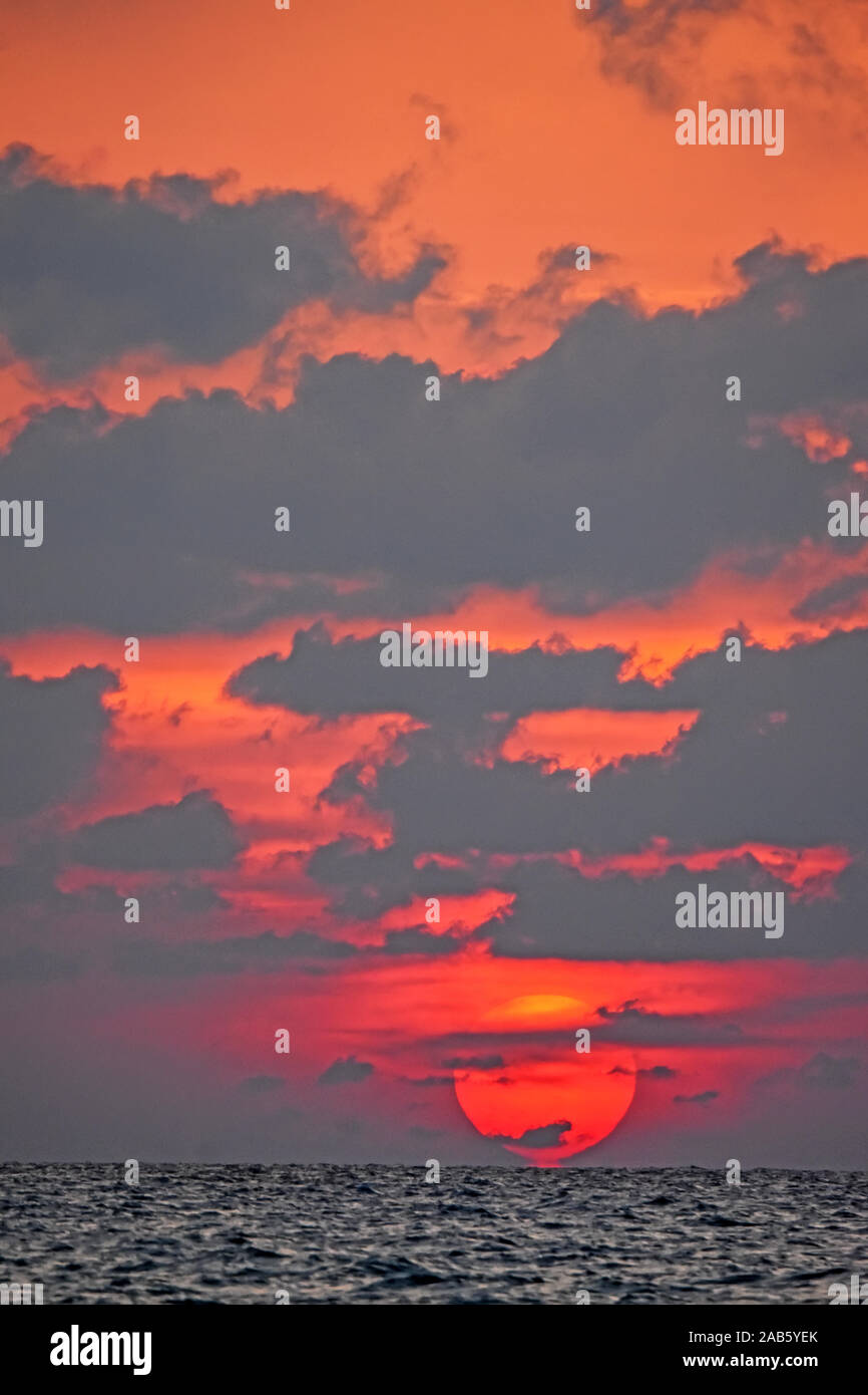 Coucher du soleil et des nuages sur la mer Banque D'Images