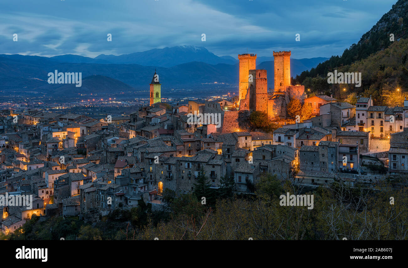 Pacentro illuminée le soir, village médiéval dans la province de L'Aquila, Abruzzo, Italie centrale. Banque D'Images