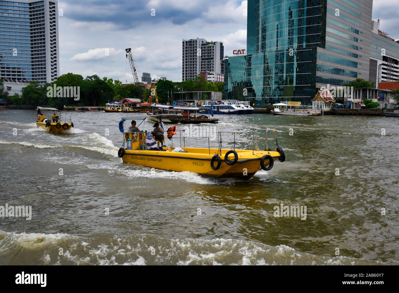 Bangkok, Thaïlande .11.24.2019 : un énorme géant, construction jaune bateau sur la rivière Chao Phraya Banque D'Images