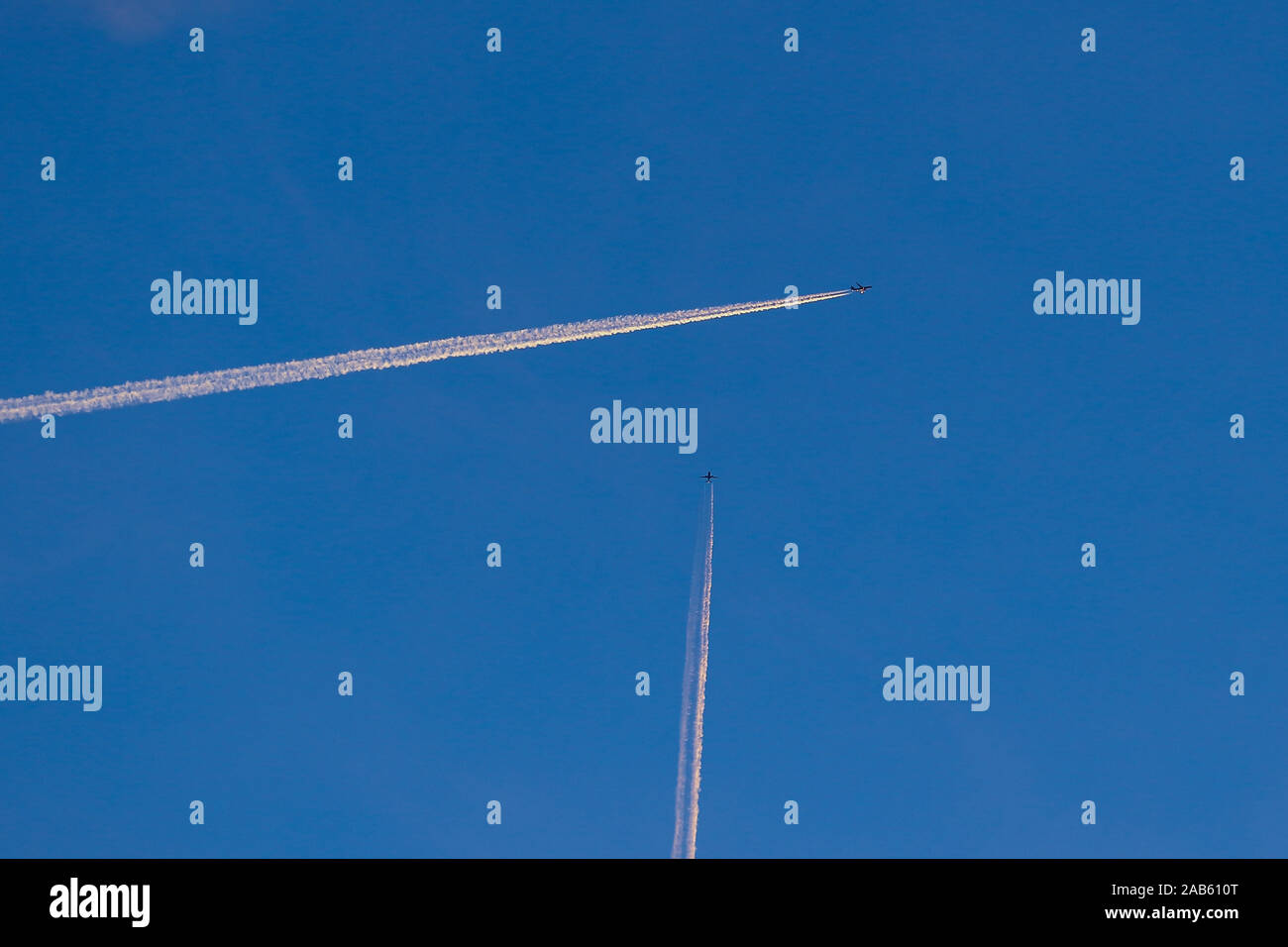 Les avions de passage de chemins sur bleu ciel allemand Banque D'Images