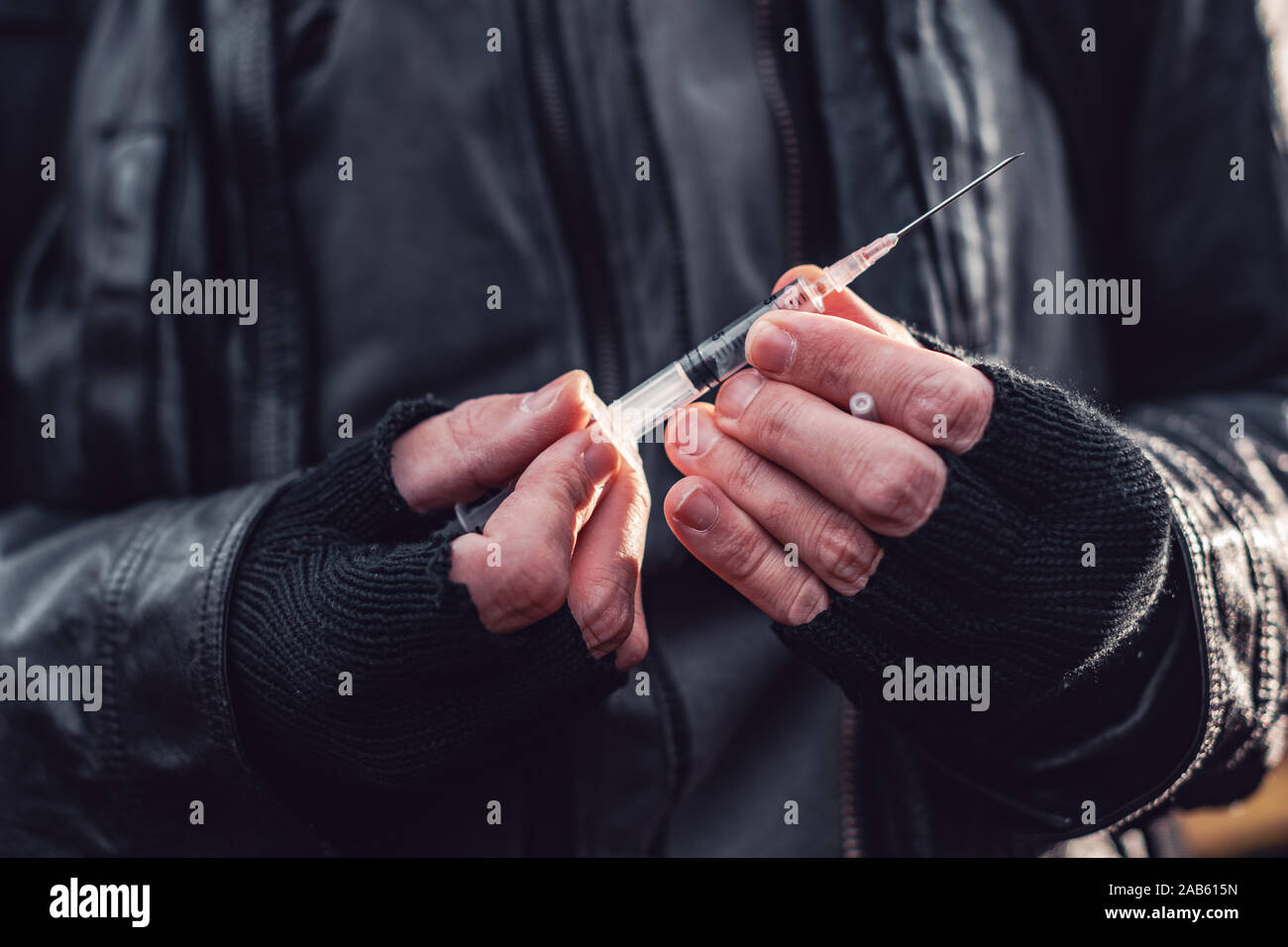 Le toxicomane à l'héroïne d'une seringue, Close up of hands with selective focus Banque D'Images