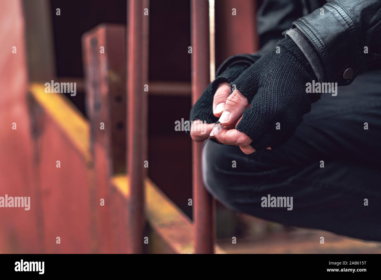 Le toxicomane à l'héroïne d'une seringue, Close up of hands with selective focus Banque D'Images