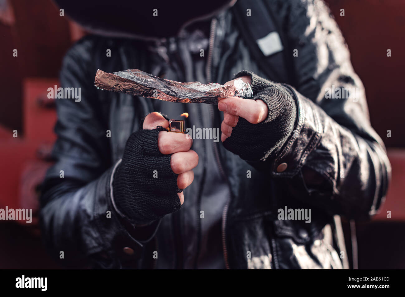 Toxicomane fumeurs opium sur du papier d'aluminium, aka chasing the dragon, Close up of hands with selective focus Banque D'Images