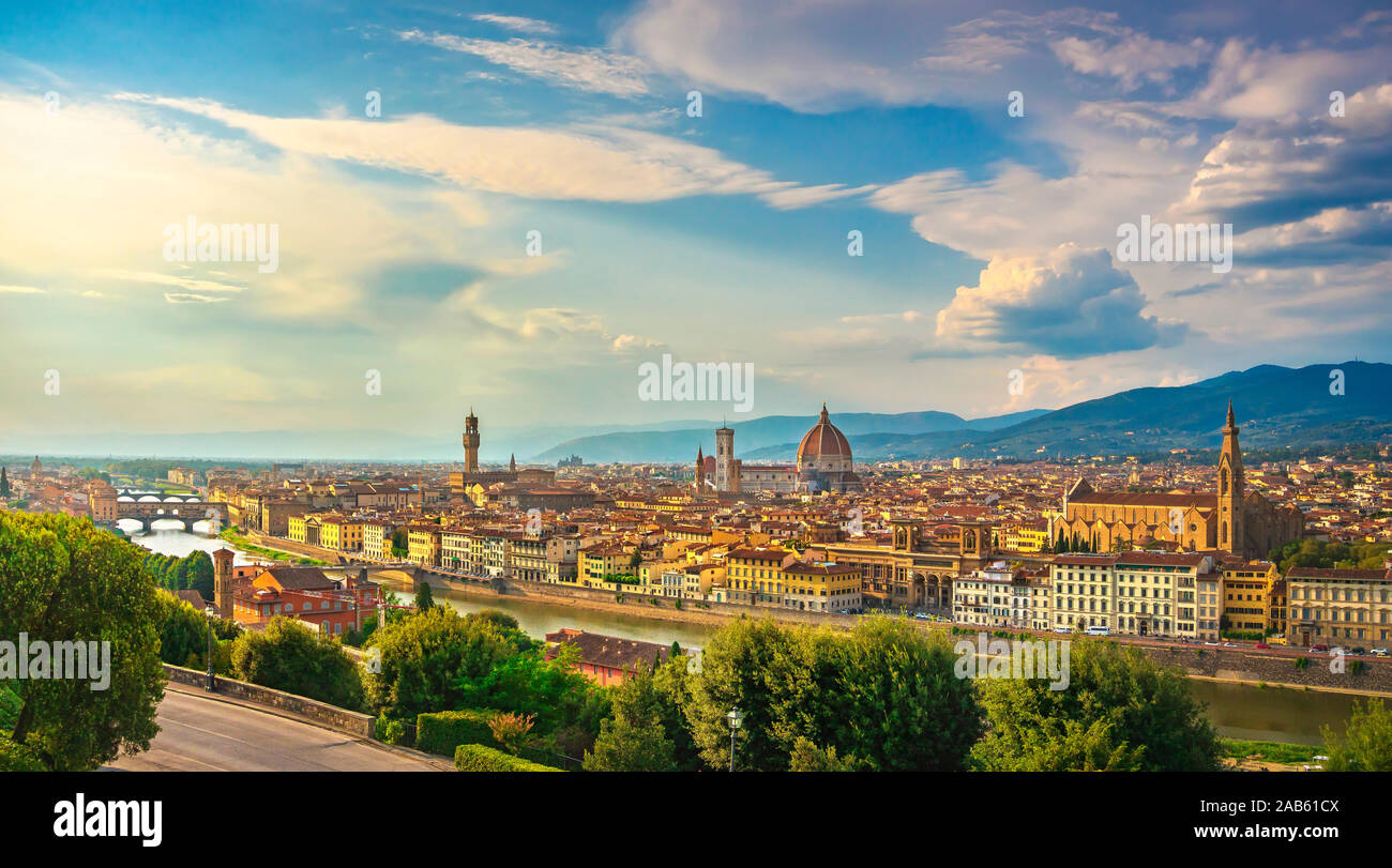 Florence ou Firenze sunset aerial cityscape. Vue panoramique de la place Michel-ange park. Le Ponte Vecchio, Palazzo Vecchio et de la cathédrale Duomo. T Banque D'Images