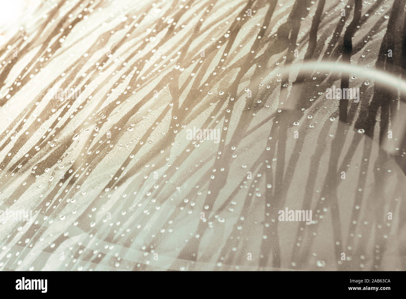 Gouttes d'eau sur le verre fenêtre après la pluie Banque D'Images