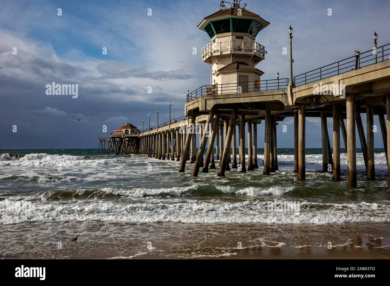 Huntington Beach Pier sur un jour de tempête. Prises à Huntington Beach, Orange County, Californie, USA Banque D'Images