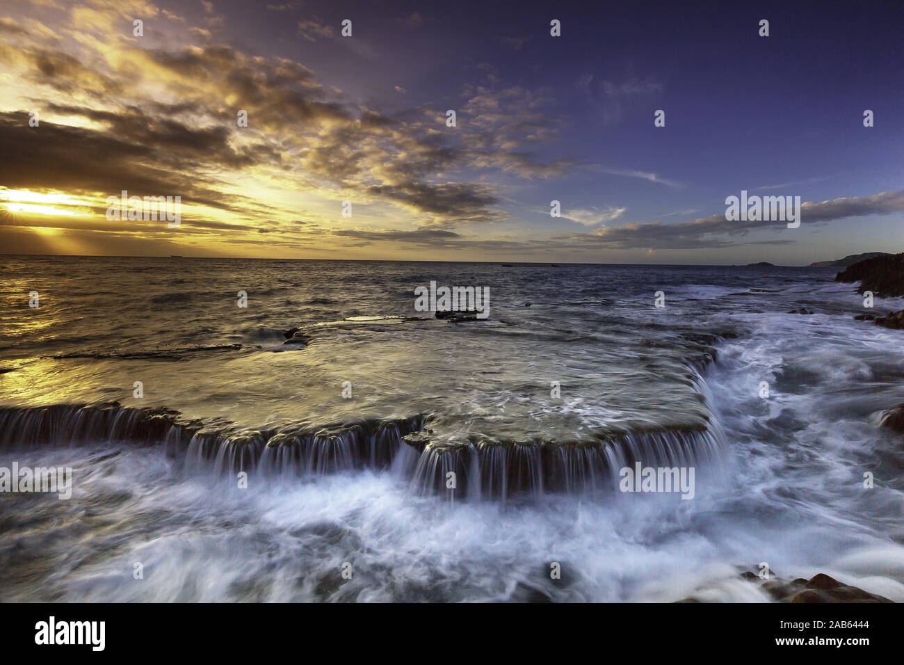 Image panoramique de l'Islande. Paysage Nature incroyable au coucher du soleil. Grande vue sur la célèbre Mont Kirkjufell, coloré avec ciel dramatique. populaires plase pour Banque D'Images